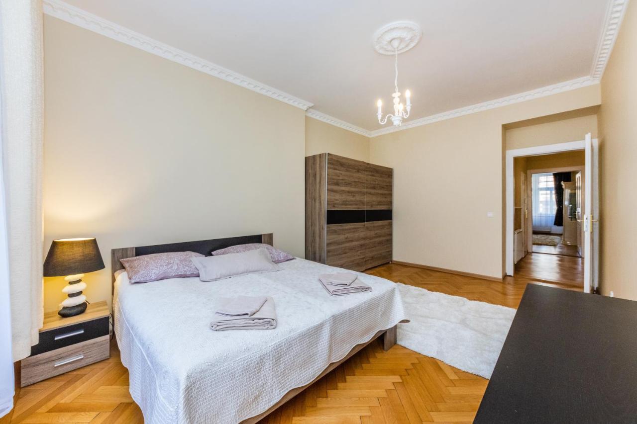 Apartmán Prostorný třípokojový apartmán u nábřeží Vltavy Praha Exteriér fotografie
